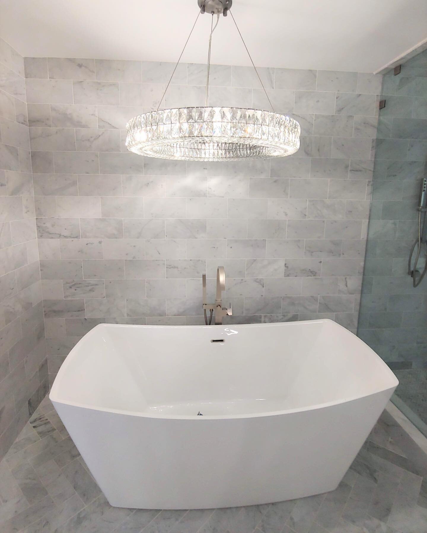 What do you love more? Comment below ⬇️ 

🌟Glamorous Chandelier?

🌟Carrara Marble wall tile?

🌟That huge tub you get to sink into?

#interiordesign
#socalinteriordesigner
#moderninteriordesign
#retrointeriordesign
#remodelhome
#bathroomremodel
#lo