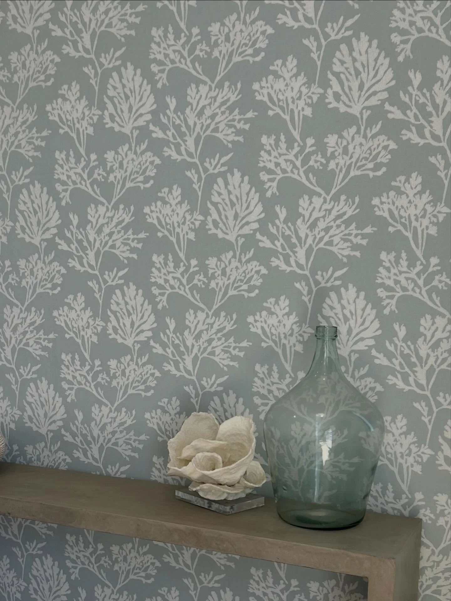 A little coastal moment 🌊
This coral beach print wallpaper in our Huntington Beach project brings in the perfect mix of texture, softness, and seaside calm. Sometimes one wall is all you need 🤍