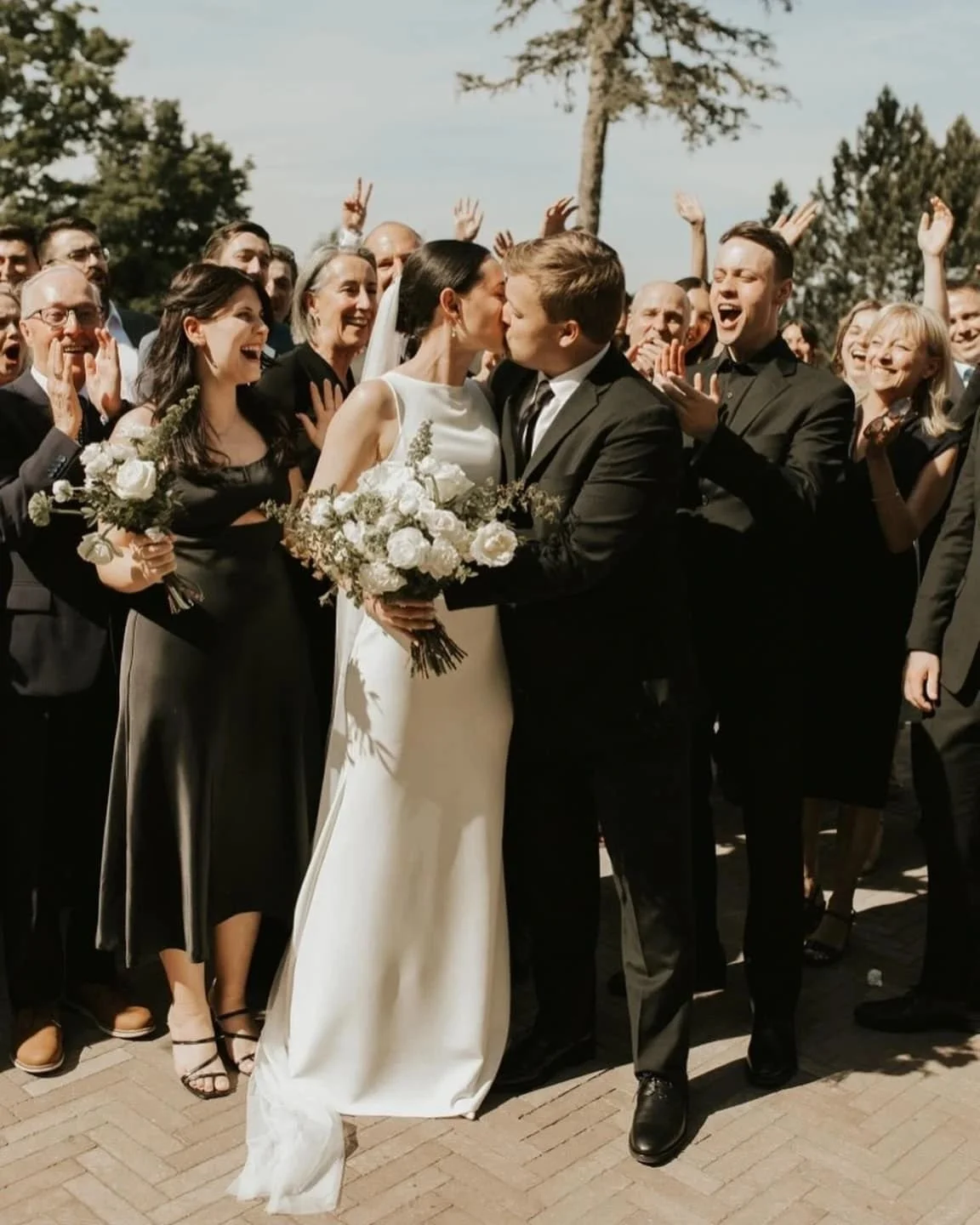 Merci &agrave; ce couple de nous avoir partag&eacute; les sublimes photos de leur mariage ✨

Ceci &eacute;tait le choix d'un &quot;mariage &agrave; la carte&quot; - &eacute;pur&eacute; et classique (Blanc et Vert). 

🫠On se demande comment expliquer