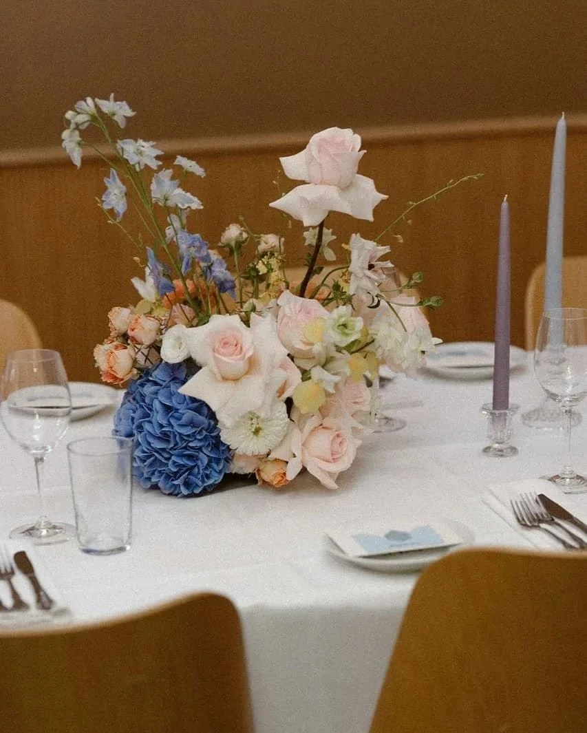 Centres de tables pour la mariage de S &amp; E 🩷 dans la magnifique salle &agrave; mang&eacute; de @place_carmin🍴

Photos captur&eacute;s par la talentueuse photographe @arianne.photographe 🤩