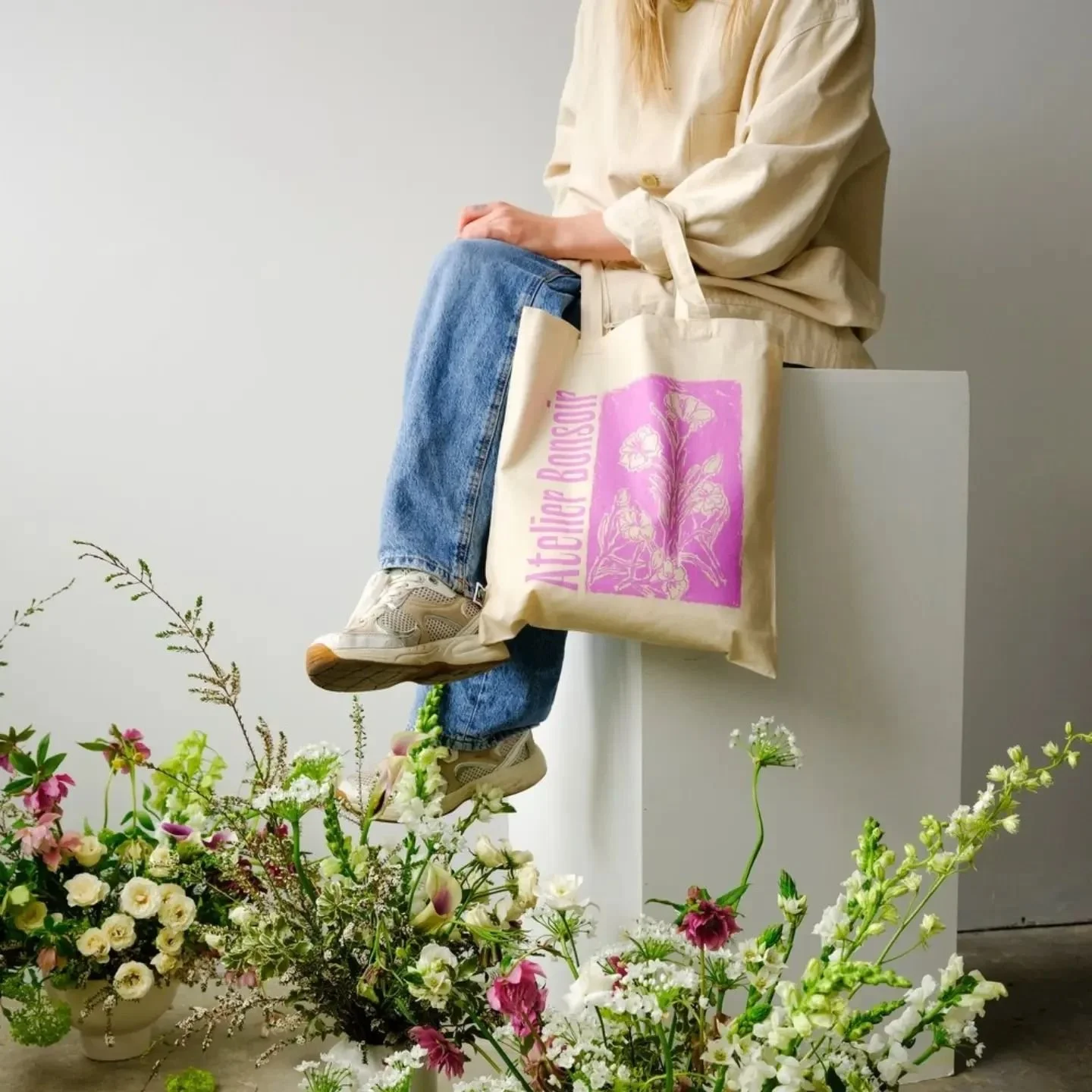 En ce jour de juillet, une pens&eacute;e pour tous ces gens derri&egrave;re la conception et l'image de ce sac!

Graphisme et impression - @lintrovertie_serigraphie 
Photographie - @byrsd_
Dessin - @em.dessine 
Fleurs - @bonsoirfleurs