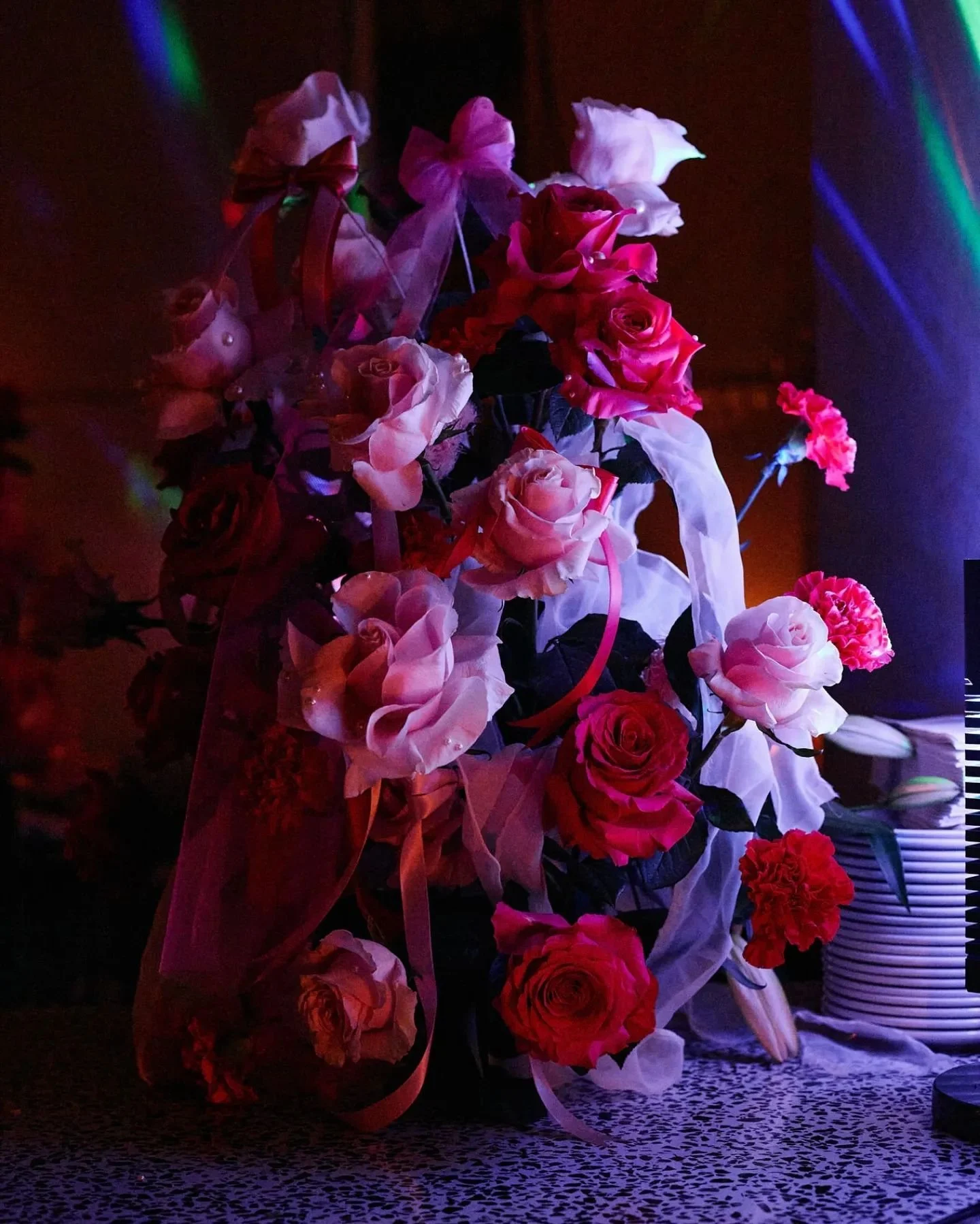 G&acirc;teau de roses, party de tulle, perles autocollantes et bien des boucles pour danser un slow.

📸@samuelfournier_
DA de romance Kitch par @franci6666