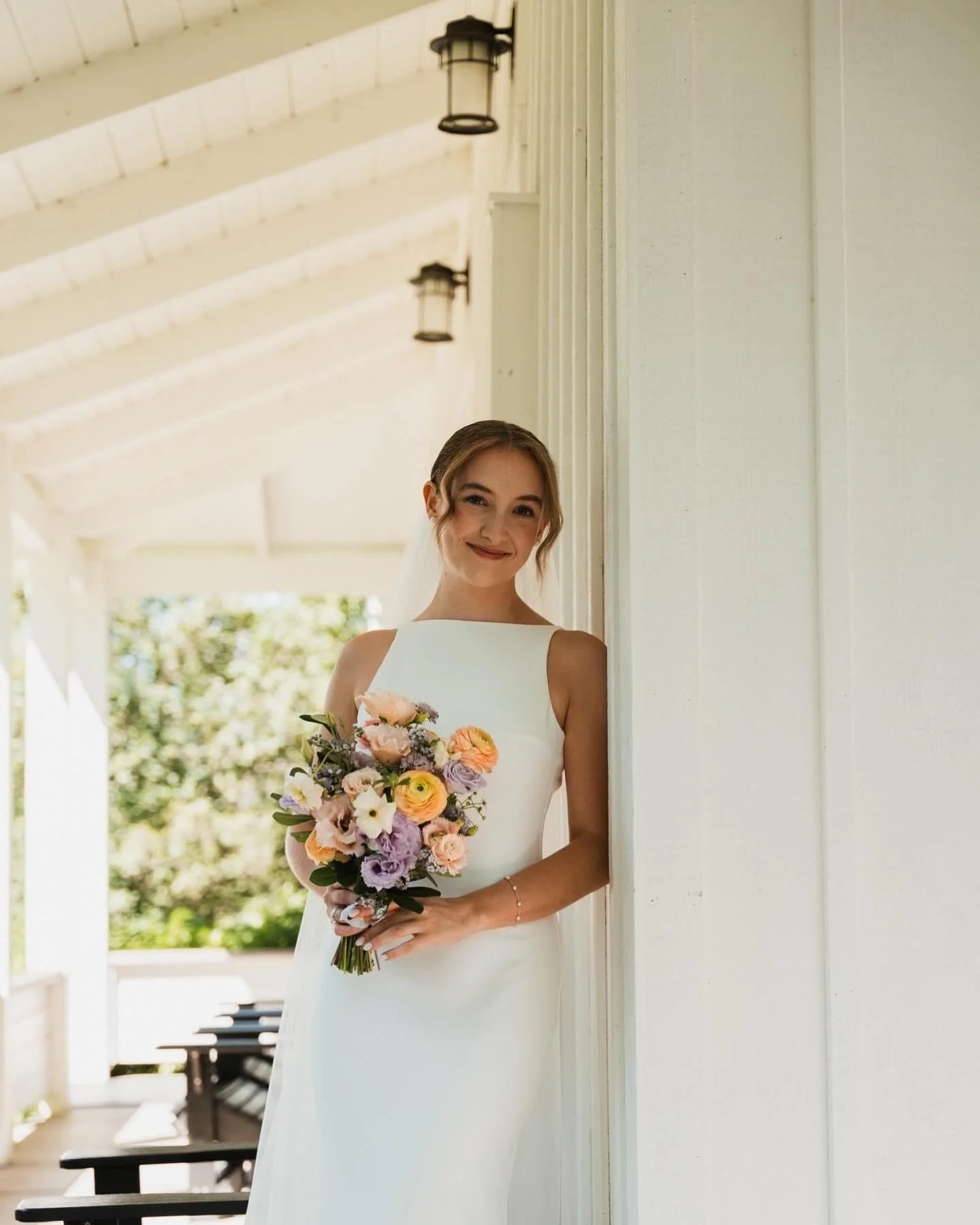 Le bouquet de C, un exquis m&eacute;lange de fleurs aux contrastes pastels &amp; aux formes douces ( un coucou &agrave; la ferme florale @prune_les_jardins pour les lysianthus). 

📸Merci &agrave; @laniproductions_weddings qui a su capter l'essence &
