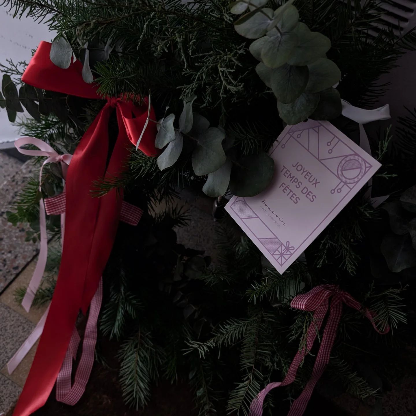 Ce matin, encore en Novembre, nos productions du Temps des F&ecirc;tes commencent. Notre prochain mois sera rempli de conif&egrave;res canadien, de cocottes du BC et de rubans color&eacute;s pour vos projets passionnants 🌲🎀