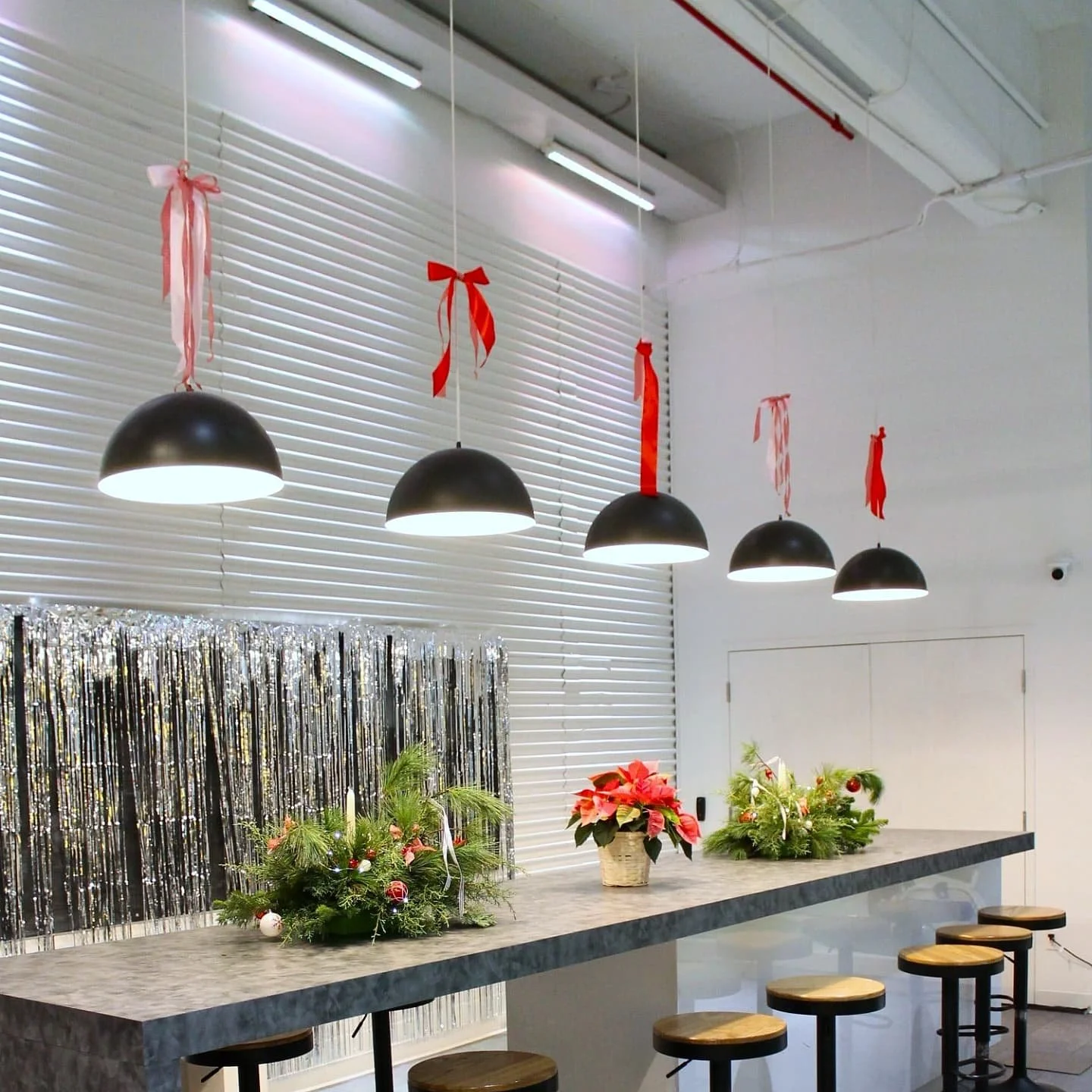 Cela fait d&eacute;j&agrave; 5 ans que nous d&eacute;corons les bureaux de @intelcomexpress &agrave; toutes les saisons💐🌞🍂🌲 dans le but de rendre l'environnement industriel et professionnel plus chaleureux pour les employ&eacute;s.

Boucles, gerb