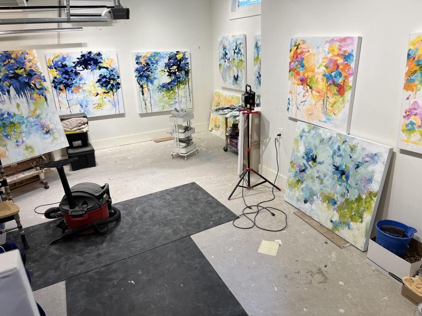 Lots happening in the studio.  Trying to finish up these pieces for #ceruleangallery. Stay tuned&hellip;&hellip;

#xankoonce #abstractpainting #contemporaryart #abstractimpressionism #texasartist #mckinneyartist #interiordesigner