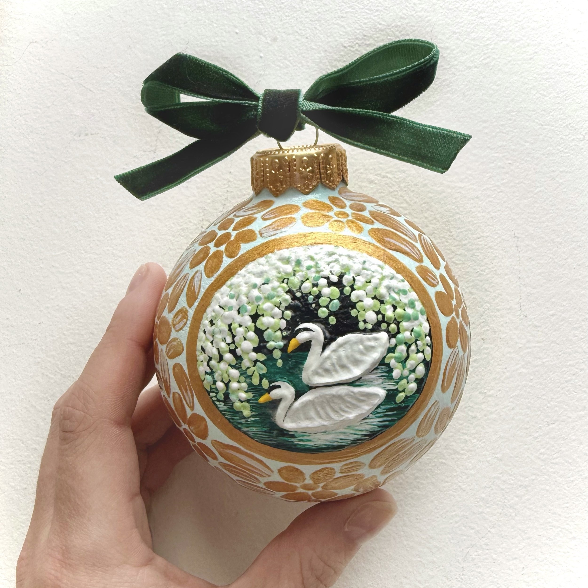 Serene Swans i (Ornament)