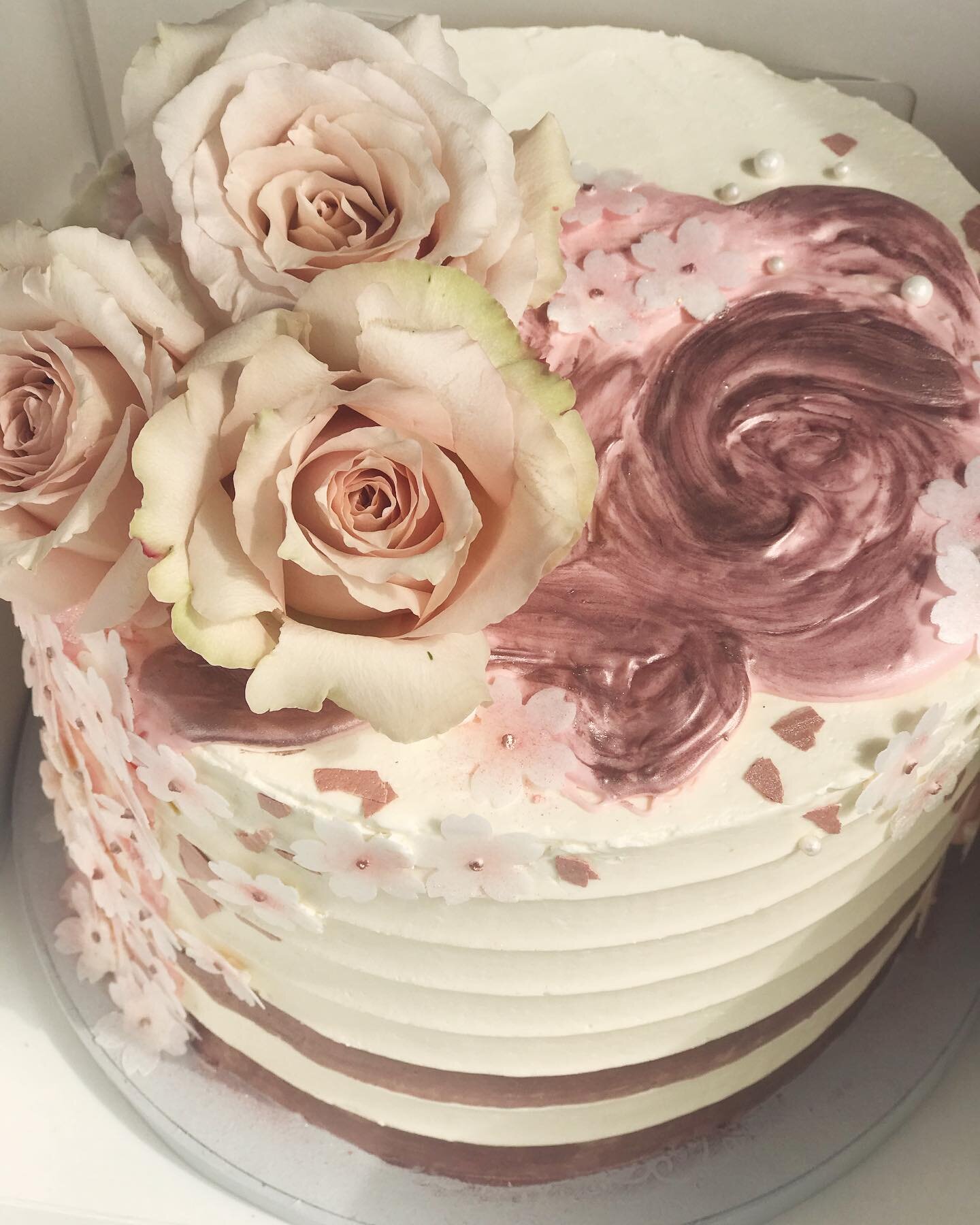 Rose gold finished, vanilla bean cake, filled with fresh raspberry filling.

May your 60th be a happy one. 🌸