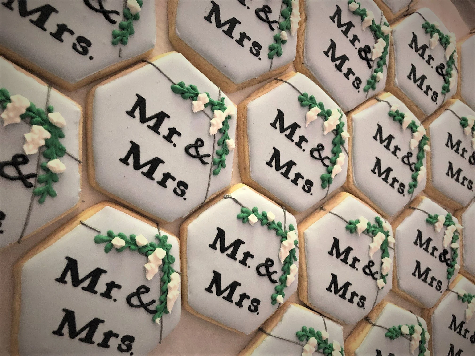 Mr n Mrs cookies (2).jpg