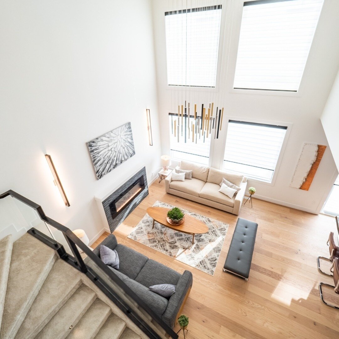 The more open the space, the better. And high ceilings are a great way to achieve this lofty feeling of space. 
.
.
.
#featurefriday #highceilings #highceiling #luxurydesigns #luxury #gillbuilthomes #gillbuilt #yeg #yeghomes #features #moderndecor #l