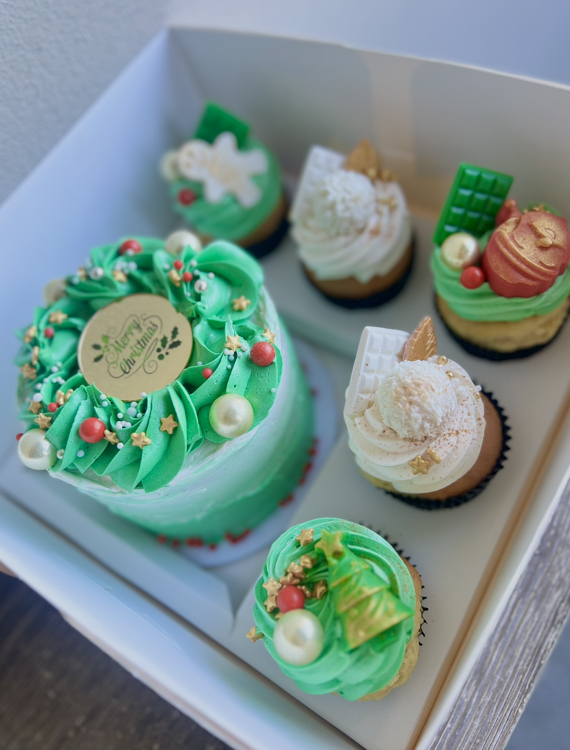Christmas Cake & Cupcake Gift Set