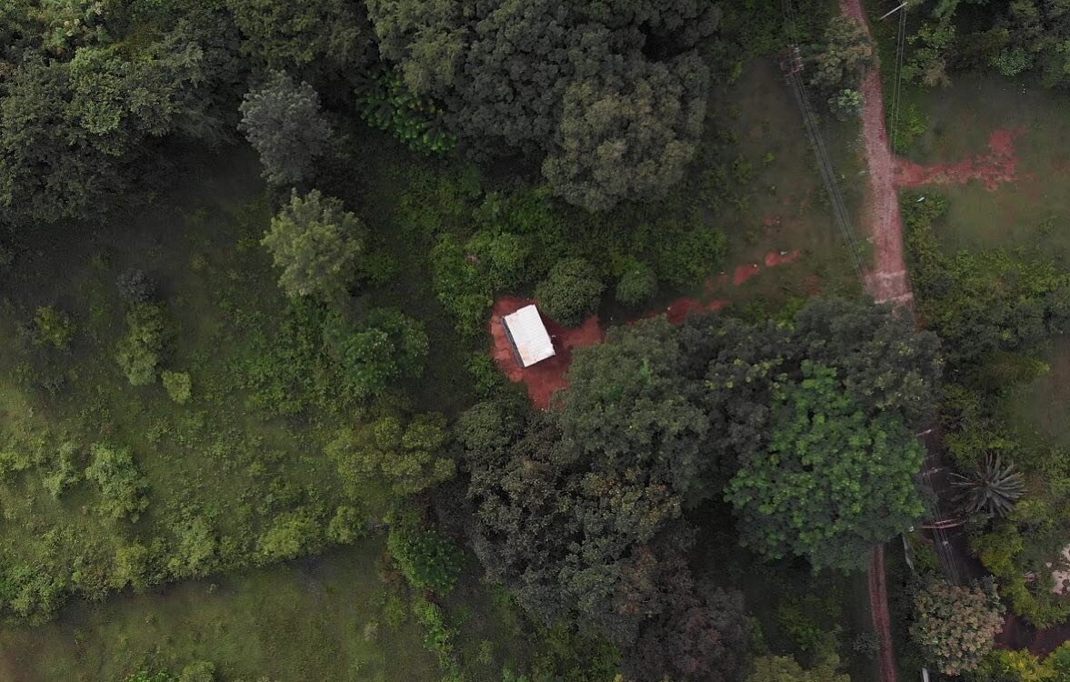 What a sight! A birds eye view of Rusty with only nature surrounding the tiny house. We don&rsquo;t think we can represent serenity in a much cooler and calmer way! When are you staying at Rusty? Check it out now! #unplugwithtenpy #tinyhouse #theelep