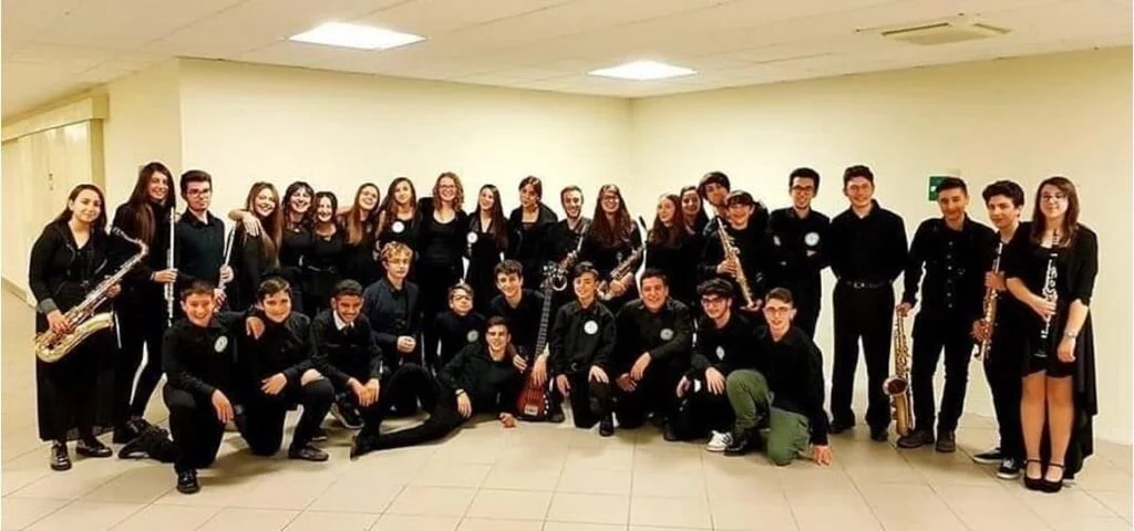 L’organico: Francesco Emanuele Varanese, tromba;&nbsp; Ernesto Fasano, fisarmonica moderna; Giada Cancelliere, sax; Pierluca Moscatiello, sax soprano;&nbsp; Francesco Valerio, sax; Riccardo Luongo, sax; Maurizio Mainella, sax; Giovanni Vanni, sax; Luigi Graziano, sax;&nbsp; Augusto Fuschino, sax; Nino Forte, sax; Davide Ciao, sax baritono;&nbsp; Nicole Angelica Aloj, violino;&nbsp; Lucia Rossi, violino; Mattia Izzi, violino; Ocone, violino;&nbsp; Francesca Integlia, violino;&nbsp; Ornella Tamburri, violino; Francesca Cotugno, violino; Francesca Cimino, violino; Marta Paoliello, violoncello; Giulia Zannella, violoncello; Mara Terriaca, violoncello; Samuele Giancola, batteria; Andrea Griguoli, batteria; Chiara Andrea Di Giacomo, clarinetto; Angela Ciccone, clarinetto; Mariangela Vacca, clarinetto; Filippo Ranieri, flauto traverso; Francesca Ciolli, flauto traverso; Ilaria Santagata, flauto traverso;&nbsp; Chiara De Benedictis, chitarra; Miriam Graziano, chitarra; Bianca Ricci, arpa; Gemma Mainella, arpa; Francesca Sinibaldi, pianoforte.