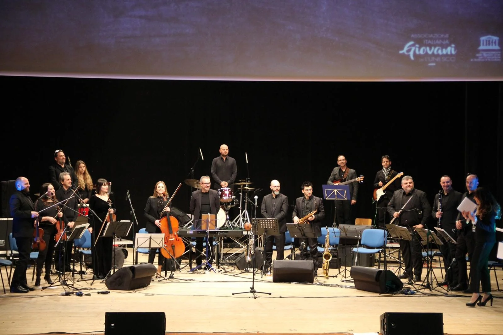 L’organico: Claudio Luongo (pianoforte, direzione e arrangiamenti),&nbsp;Pio Cavalluzzo (sint e programmazione), Nicola Graziano (chitarra elettrica, direzione e arrangiamenti),&nbsp;Alessio Lalli (tromba), Cinzia Romano (violino),&nbsp;Matteo Iannaccio (violino e arrangiamenti),&nbsp;Francesca Cimino (violino),&nbsp;Marta Paoliello (violoncello),&nbsp;Enzo Cimino (flauto),&nbsp;Giuseppe Lanese (clarinetto, ufficio stampa e comunicazione), Gioacchino Granada (clarinetto),&nbsp;Addolorato Valentino (sassofono contralto, soprano, tenore),&nbsp;Enrico Verrecchia (basso elettrico),&nbsp;Oreste Sbarra (batteria), Luca Mainella (percussioni), Gemma Mainella (voce).