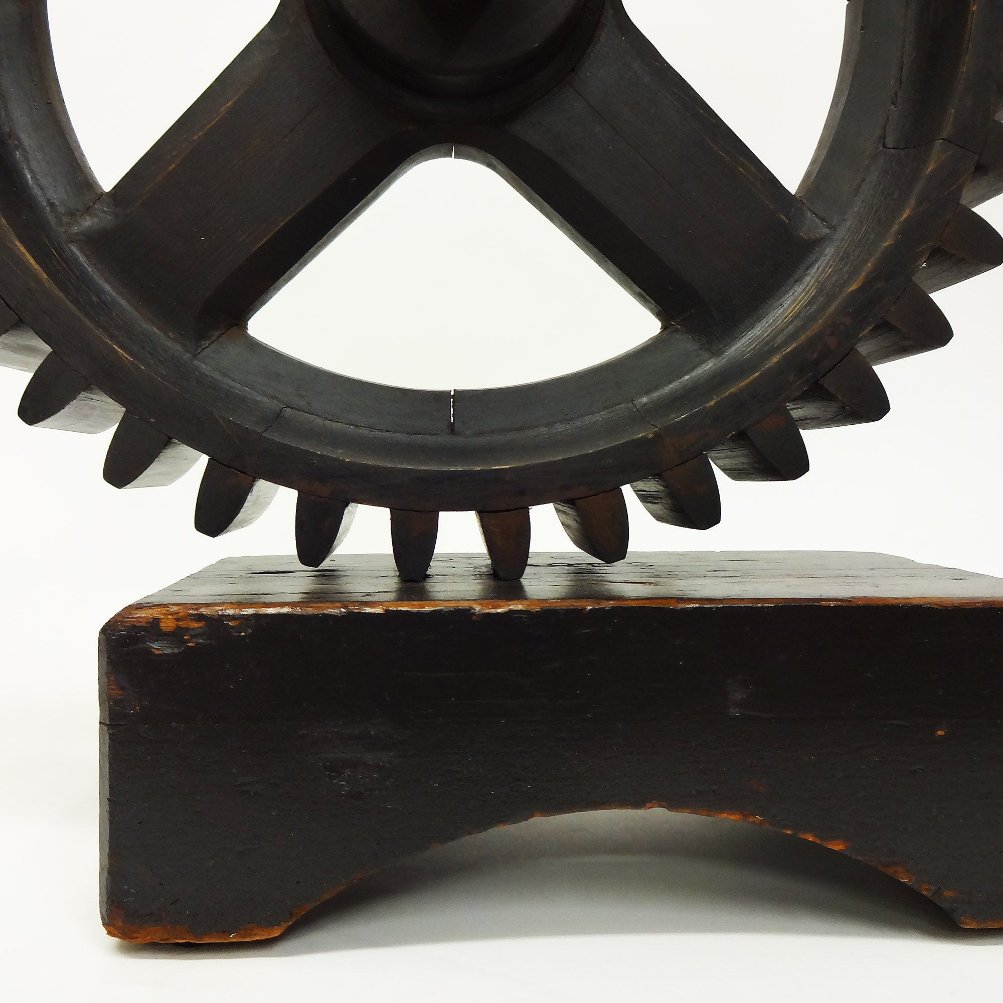 migliodesign-wooden-gear-foundry-patterns-table-sculpture-7.jpg