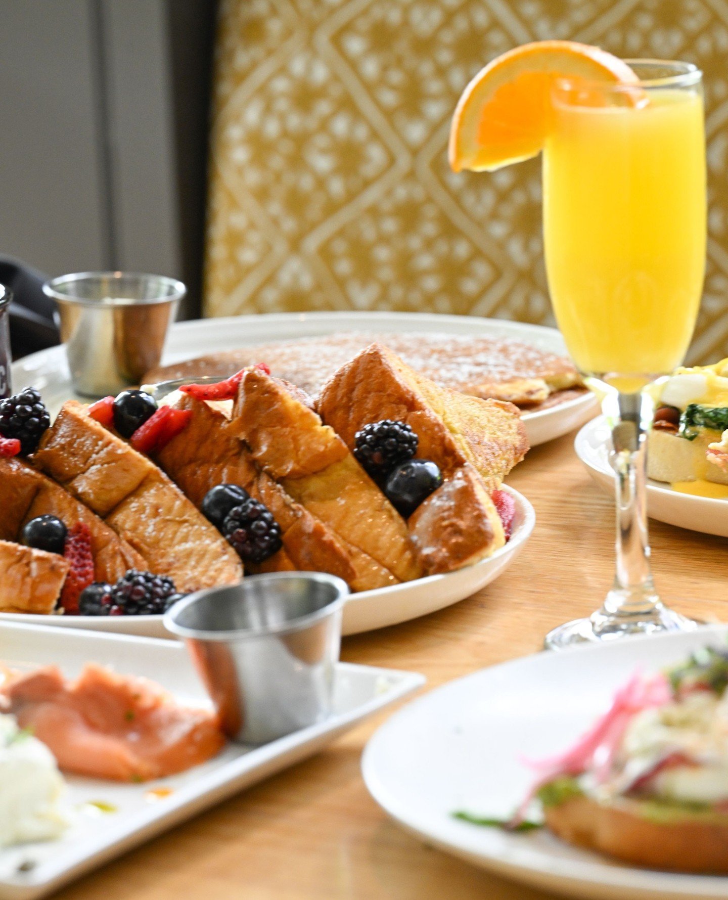 Sunday brunch at The Cottage is all about fresh flavors, thoughtful details, and a slower pace to start your day. From brioche French toast or the smoked salmon plate with a toasted bagel and house cream cheese, to avocado toast topped with poached e
