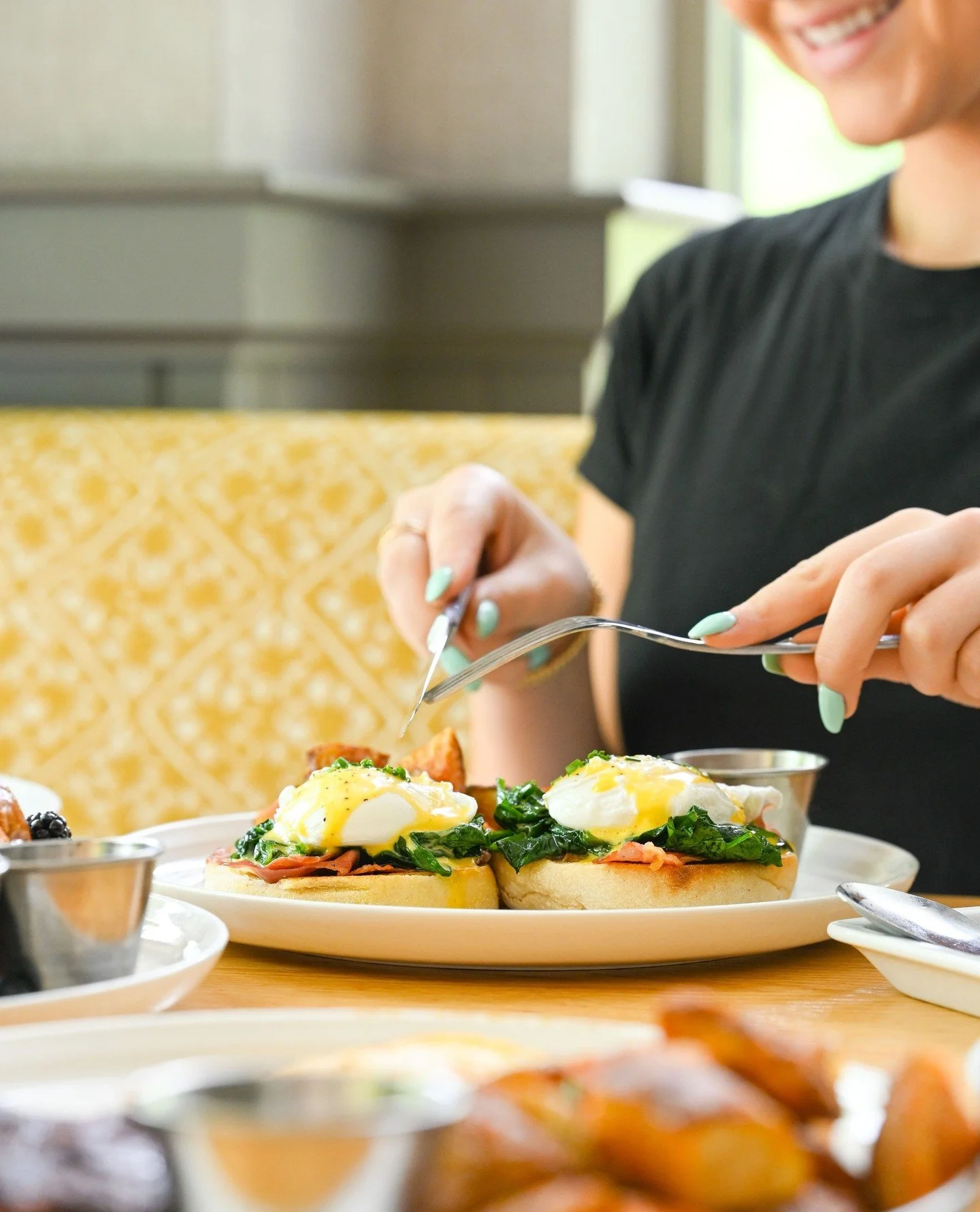 Cold New England mornings call for cozy corners, hot coffee, and brunch. ☕🌧️
Join us every Sunday at The #CottageWellesley from 9 AM–3 PM.