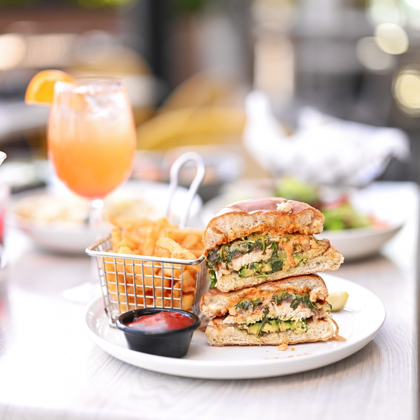 Gray skies, cozy layers, and something good on the plate! Our Grilled Chicken Sandwich brings the warmth: melty provolone, grilled onions, paprika aioli, and avocado stacked beside crispy fries. #cottagewellelsey⁠
⁠
Lunch is served Monday&ndash;Satur