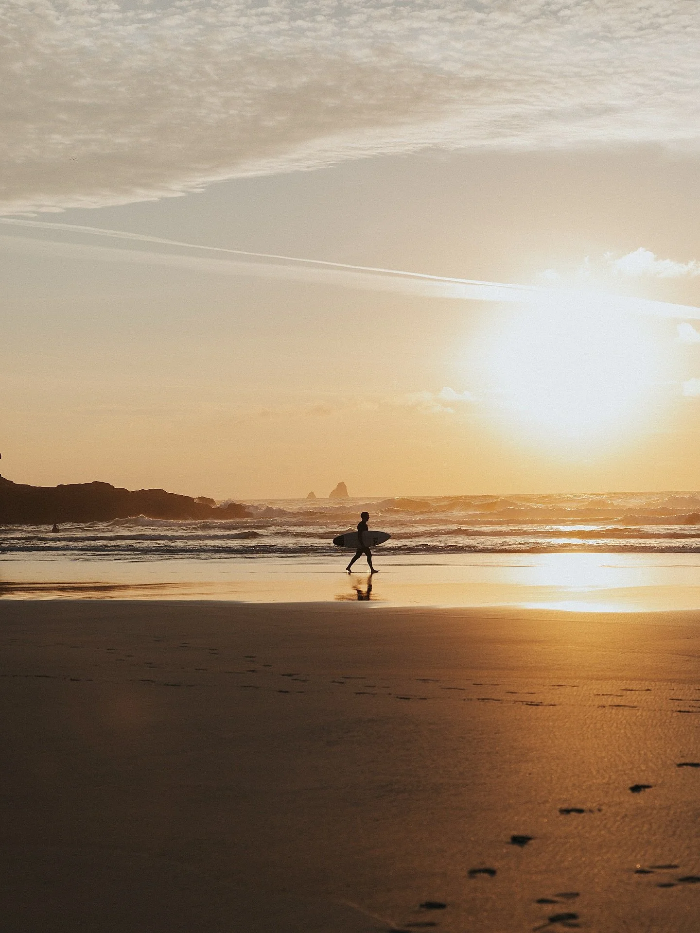 The amount of surfers I’ve captured over the years as they walk past at the perfect moments ππΌ 
From the most gorgeous sunset session at Perranporth on Wednesday - the light, the clouds, the hazy sea-spray across the shore - just divine! It&