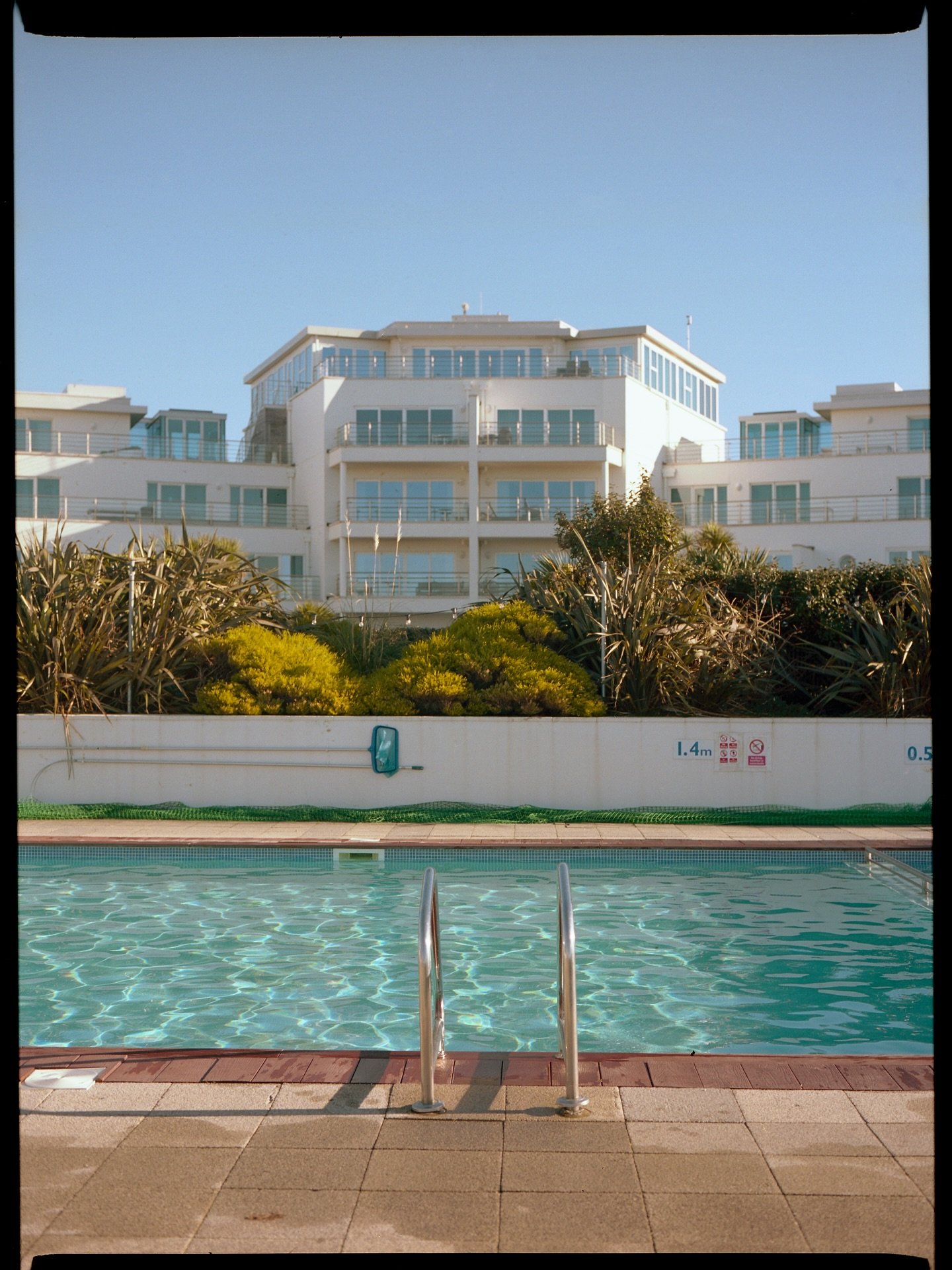 I celebrated the end of &lsquo;wedding season&rsquo; and my first weekend off in WEEKS thanks to @stmoritzspa.cornwall who hosted us for a gorgeous #PR stay where we lounged in the spa and made use of it&rsquo;s beachside location for a morning strol