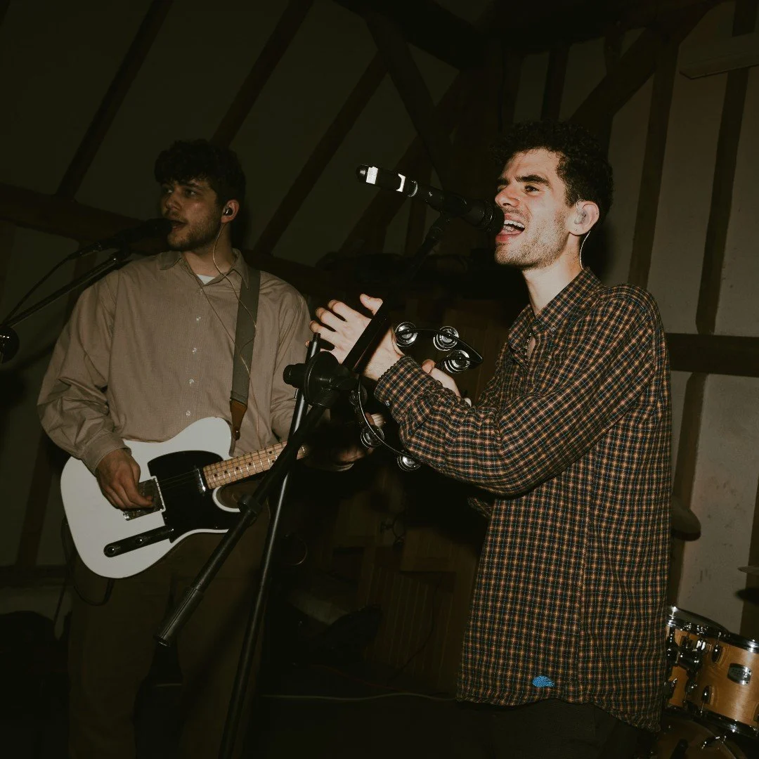 Stunning day at @southendbarns in Chichester for Grace &amp; Sam's wedding. Thanks for including us! 🎸🥳

Photographer - @jasmineandrewsphoto
Videographer - @sophiejaneweddings
Makeup - @dcmua
Venue - @southendbarns
Florist - @tawnyflowerstudio
Styl