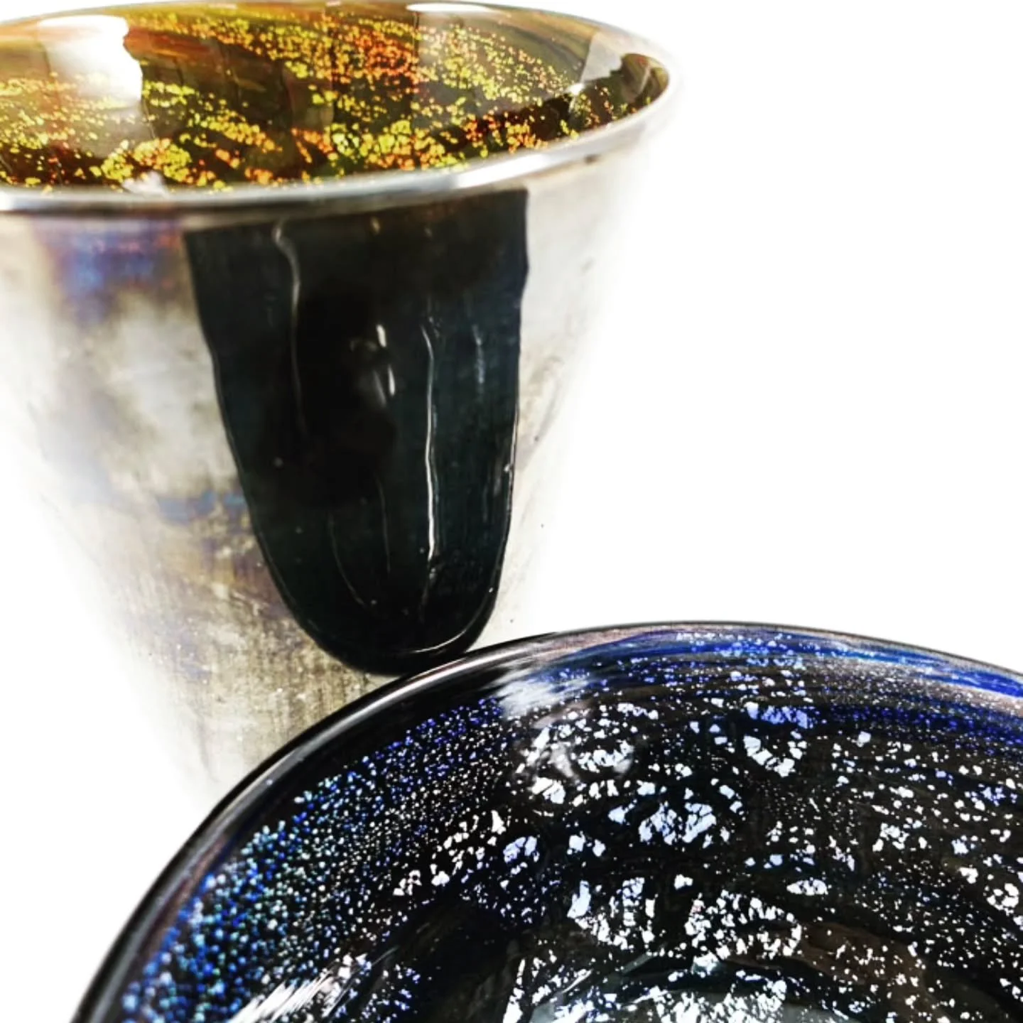 今個聖誕，星星唔只係喺天空。
係喺你手中。
一個工作坊就可以創造你自己嘅宇宙。望住金屬星塵喺熔融玻璃入面旋轉，塑造一個從未存在過嘅銀河。
每粒閃爍。每個色彩。每個宇宙漩渦。
完全由你設計。
🌌 銀河吹製體驗班
🎄 聖誕限定版
💫 自選你嘅宇宙色系
✨ 將你嘅宇宙帶回家
啱晒想要聖誕樹下面放一件獨一無二禮物嘅人
預約現已開放😼
DM &quot;GALAXY&quot; 或者撳bio入面條link預約吹製你嘅銀河啦～
#銀河吹製體驗班 #GalaxyGlassBlowing #聖誕銀河 #