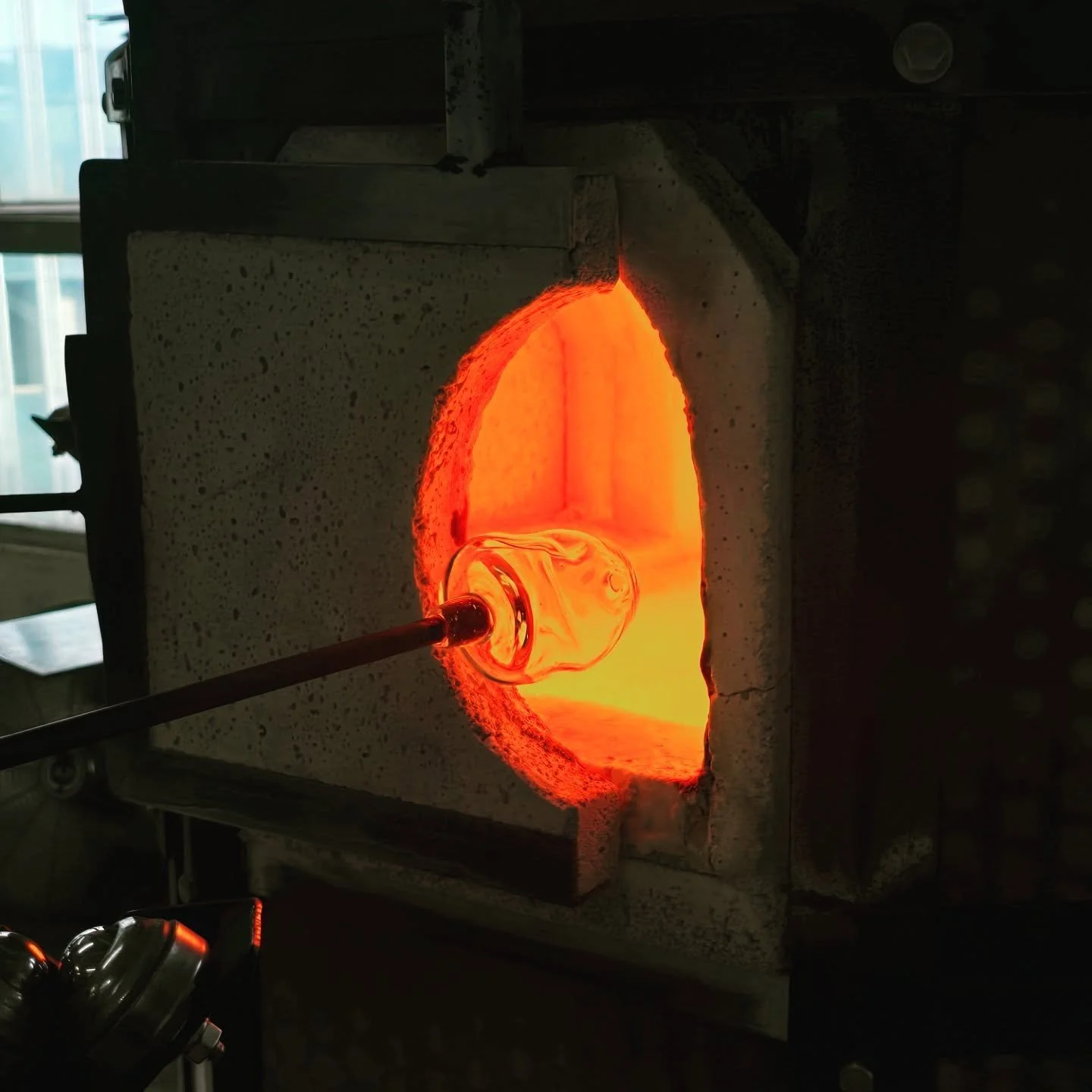 1200&deg;C 嘅玻璃,喺你手入面慢慢成形
高溫爐入面嘅玻璃好似流動嘅光,用吹管同工具一步步塑造
每一次轉動、每一口氣,都會影響最後嘅形態
冷卻之後，就係一件獨一無二嘅作品🔥

吹玻璃體驗班 | Glass Blowing Experience Workshop
親手由零開始創作,由熔融玻璃吹製成你想要嘅形狀
吹製完成後作品會經過退火處理，一日後就攞到你嘅製成品
你親手造嘅作品，送出去係心意，自己用係回憶💞

Link in bio 預約 ✨

#玻璃吹製 #玻璃工藝 #香港工作坊 #