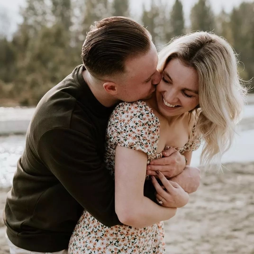 1 more week until these 2 love birds say &quot;I do&quot;! 💕

Looking forward to partnering with @roamingspiritsmobilebar for their bar service 🍾

Photo @leannesimphotographer 
Couple @dailydoseofdrdae &amp; James

#weddingszn #mobilebarservice #mo