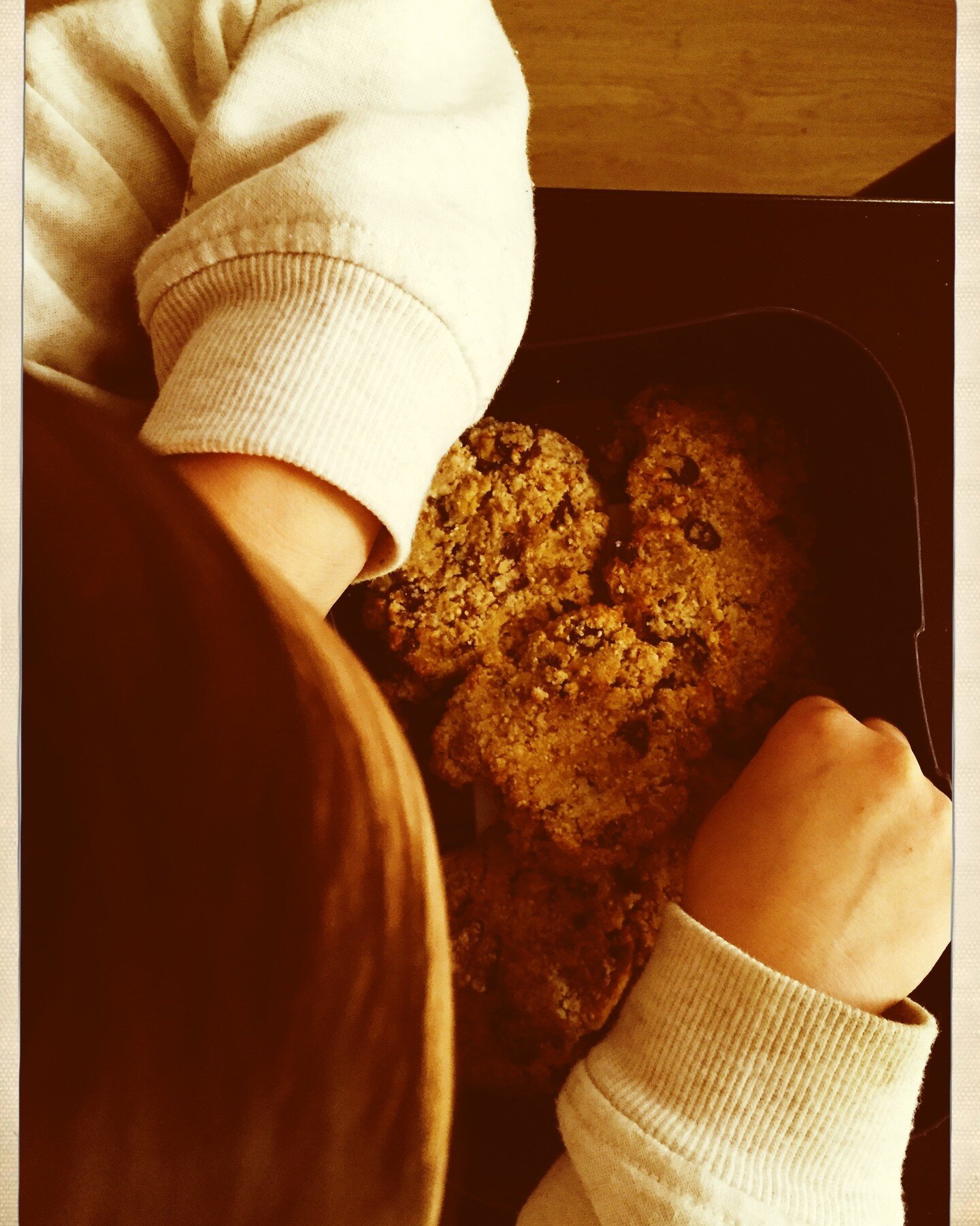 On a fait des cookies 🍪 au quinoa / p&eacute;pites de chocolat ce week-end! J'ai trouv&eacute; la recette chez @ma_cuisine_sante!

Ingredients (Pour 12 cookies de 6 cm de diam&egrave;tre):
150 g de quinoa cuit (sans sel)
60 g de p&eacute;pites de ch