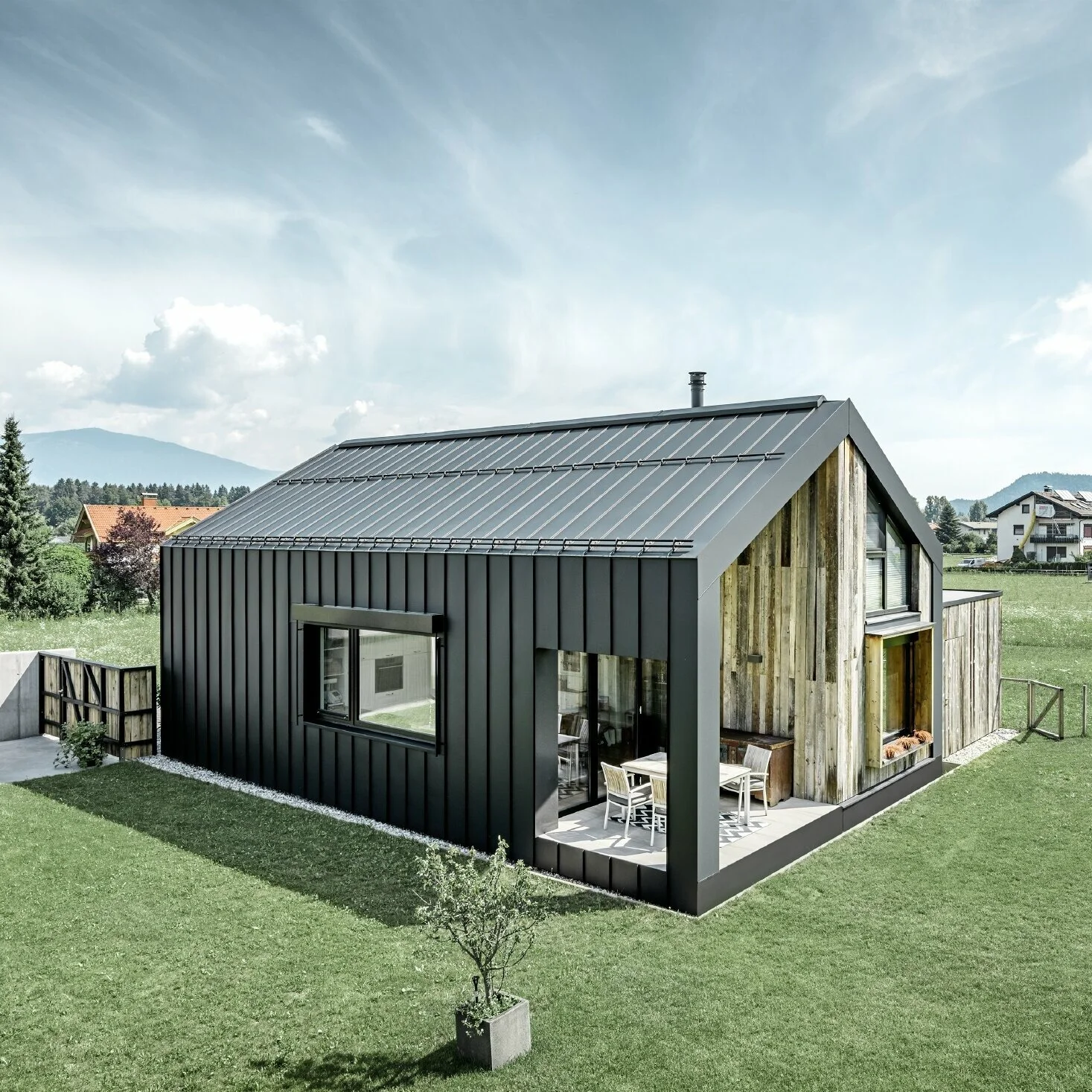 csm_PREFA-Wohnhaus-Antonitsch-Prefalz-anthrazit-vorne_16425be824.jpg