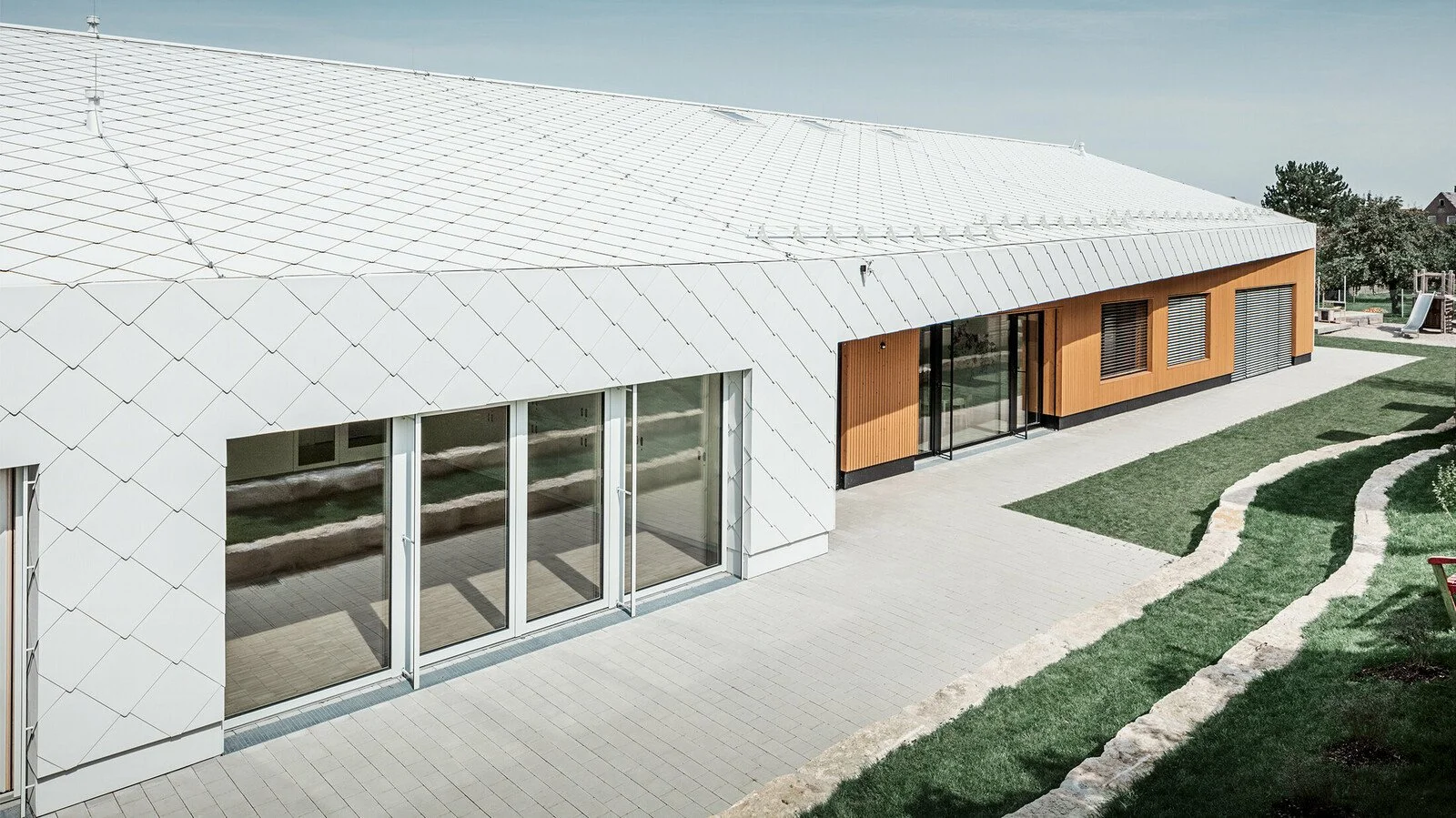 csm_PREFA-Kita-Ulm-Wandraute-Dachraute-44-prefaweiss-Holzfassade_3ae72b0bbb.jpg