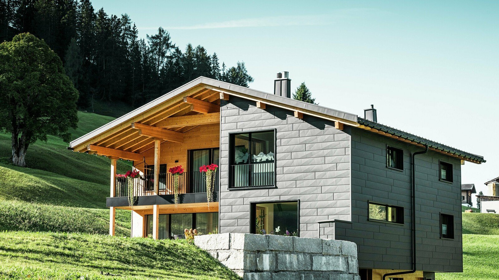 csm_Froschperspektive-Terrasse-Einfamilienhaus-Ascharina-Schweiz-Fassade-Holz-PREFA-Aluminium-SidingX-P10-Schwarz_323be911fc.jpg