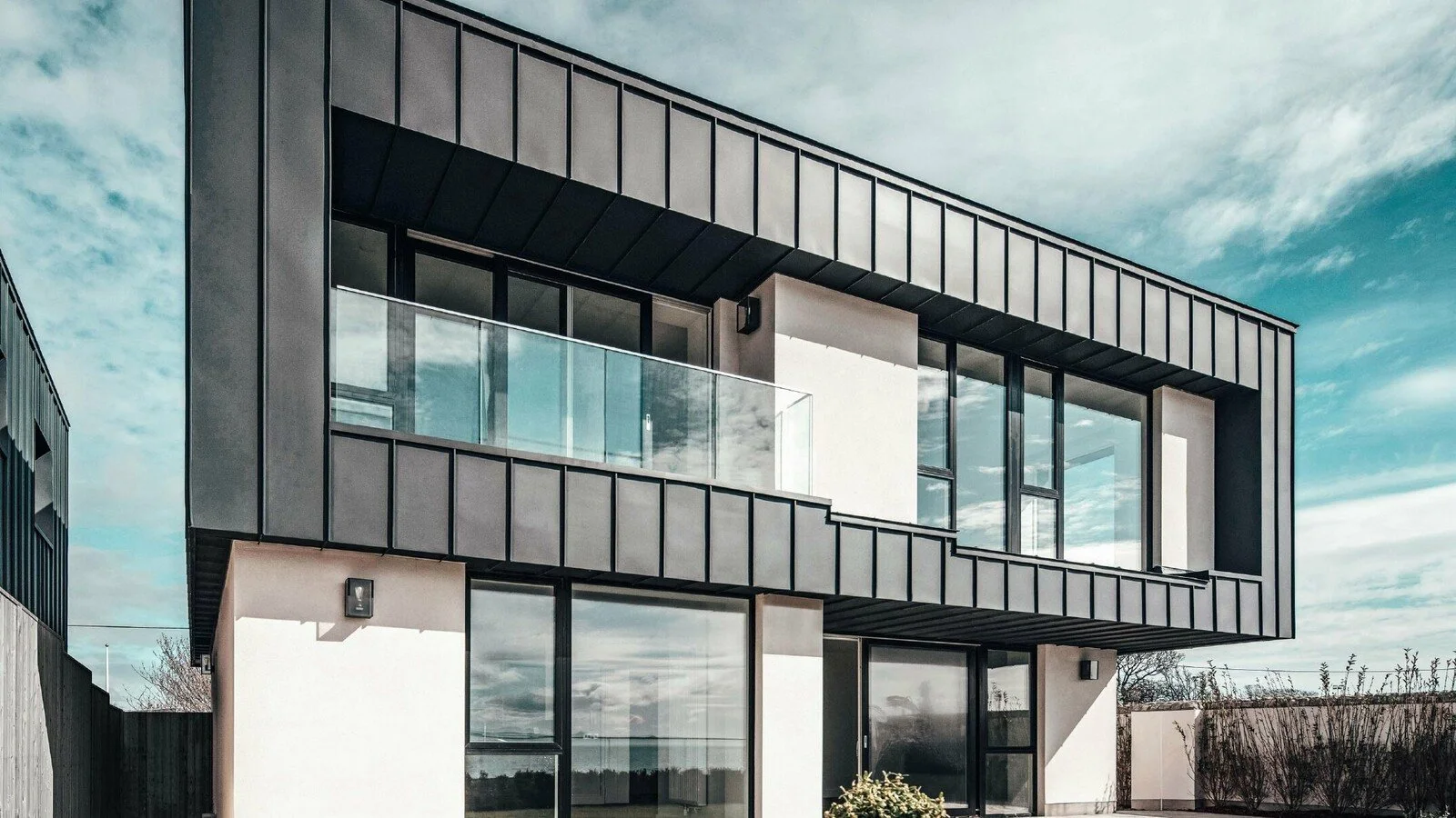 csm_PREFA-Reihenhaeuser-Ouvane-Irland-Prefalz-Fassade-anthrazit-Flachdach_d500d901ee.jpg
