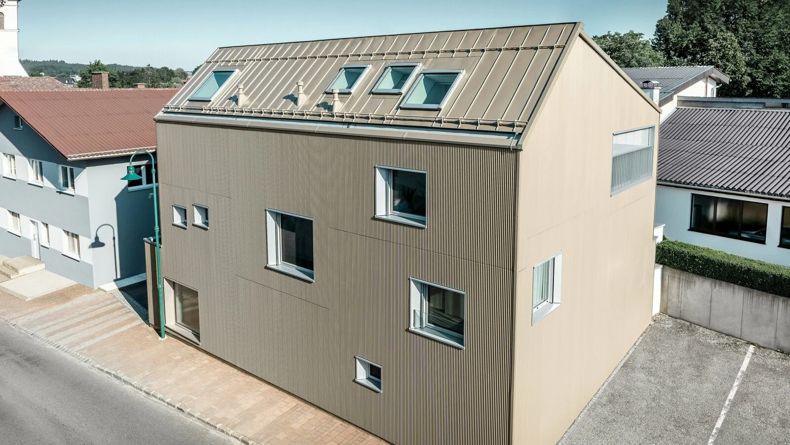 csm_Vogelperspektive-Einfamilienhaus-Frankenburg-AT-PREFA-Fassade-Zackenprofil-Dach-PREFALZ-Bronze_339b80d1de.jpg