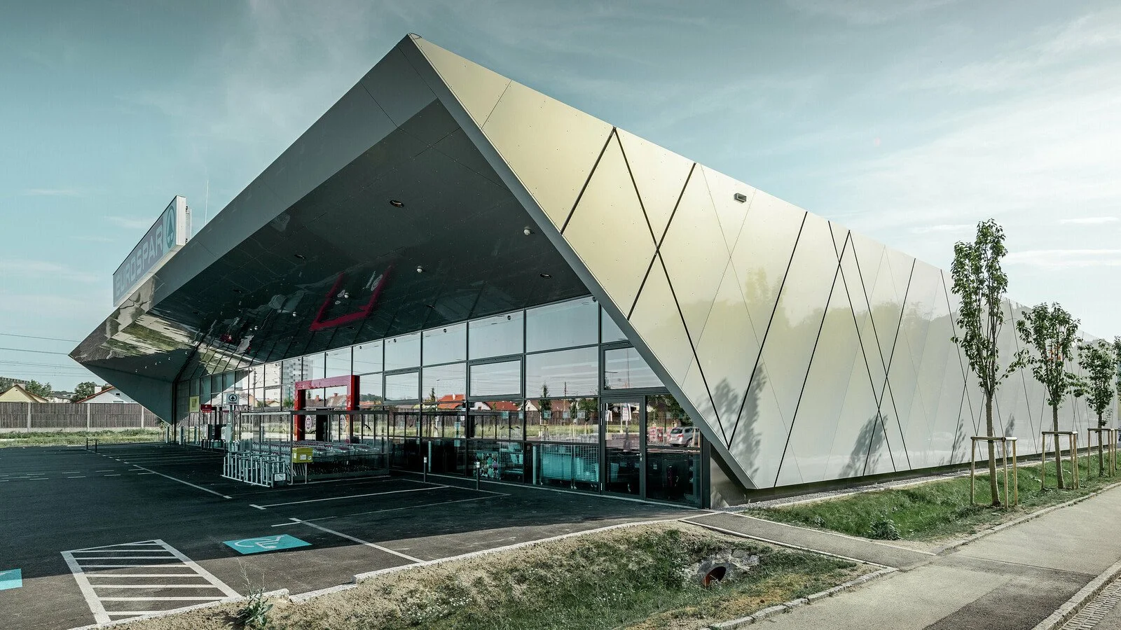 csm_PREFA-Fassade-Aluminium-Verbundplatte-silver-gold-Eingangsbereich-Eurospar-Wels_3aa3802efd.jpg