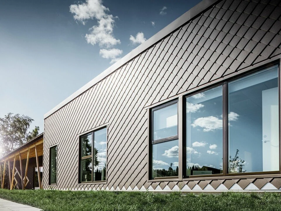 csm_PREFA-Wandraute-Fassadenverkleidung-aluminium-Braun-Vorschule-Stockholm-02_81ba6b7e58.jpg