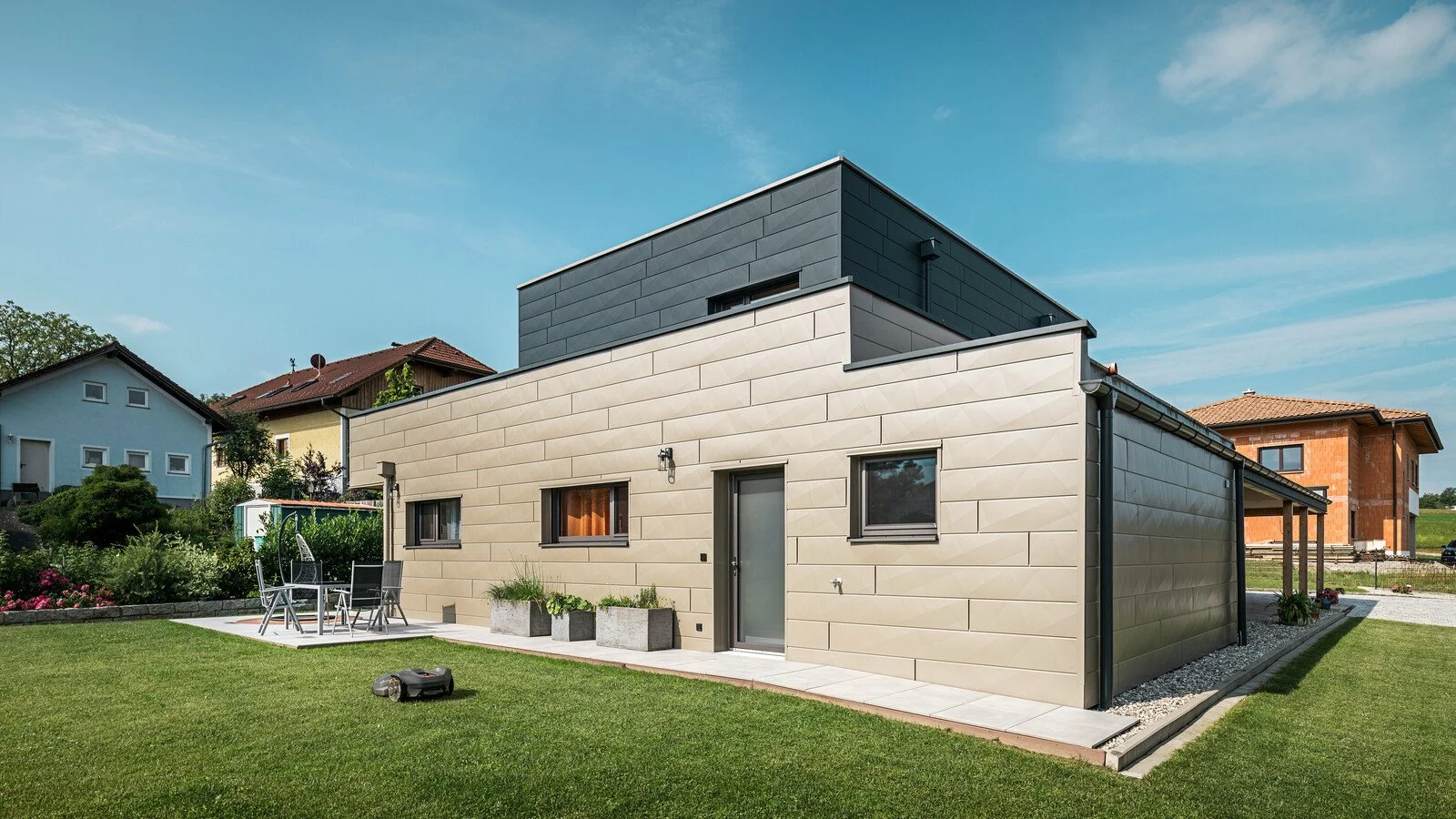 csm_Garten-EFH-Wippenham-AT-PREFA-Aluminium-Fassade-SidingX-Anthrazit-Bronze_3d221eb437.jpg