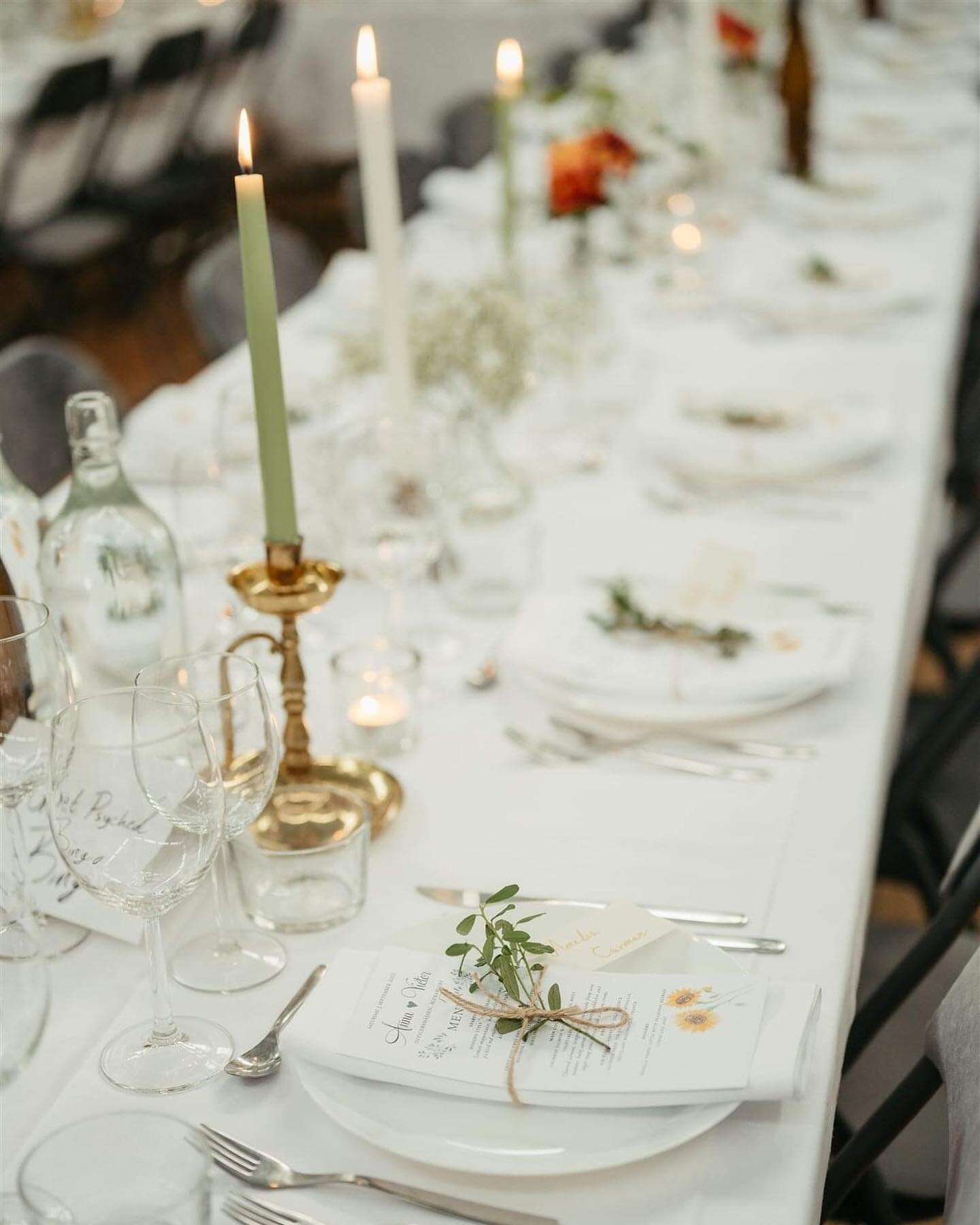 Tips!!! På vår hemsida har vi tips på allt från fotografer, catering till  bröllopskoordinator. De som hjälper er att göra er dag till något alldeles extra!💞
📸@claritysweden
#festlokal #älvwedding