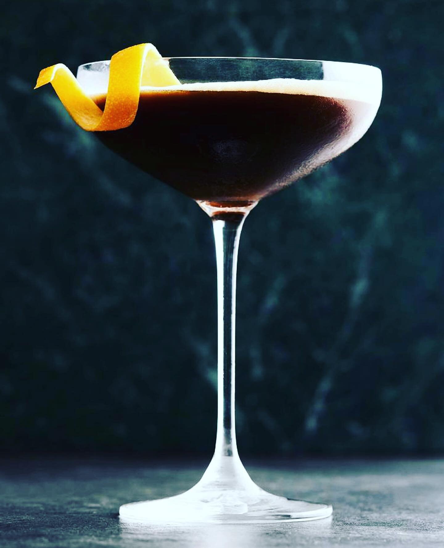 Friday !! Espresso Martini night tonight or maybe a pm pick me up - I made this one for @crateandbarrel - it has an orange syrup - recipe on their site /// make sure it&rsquo;s ice cold and use good quality espresso 📷 @sharyncairns / props @lynseyfr