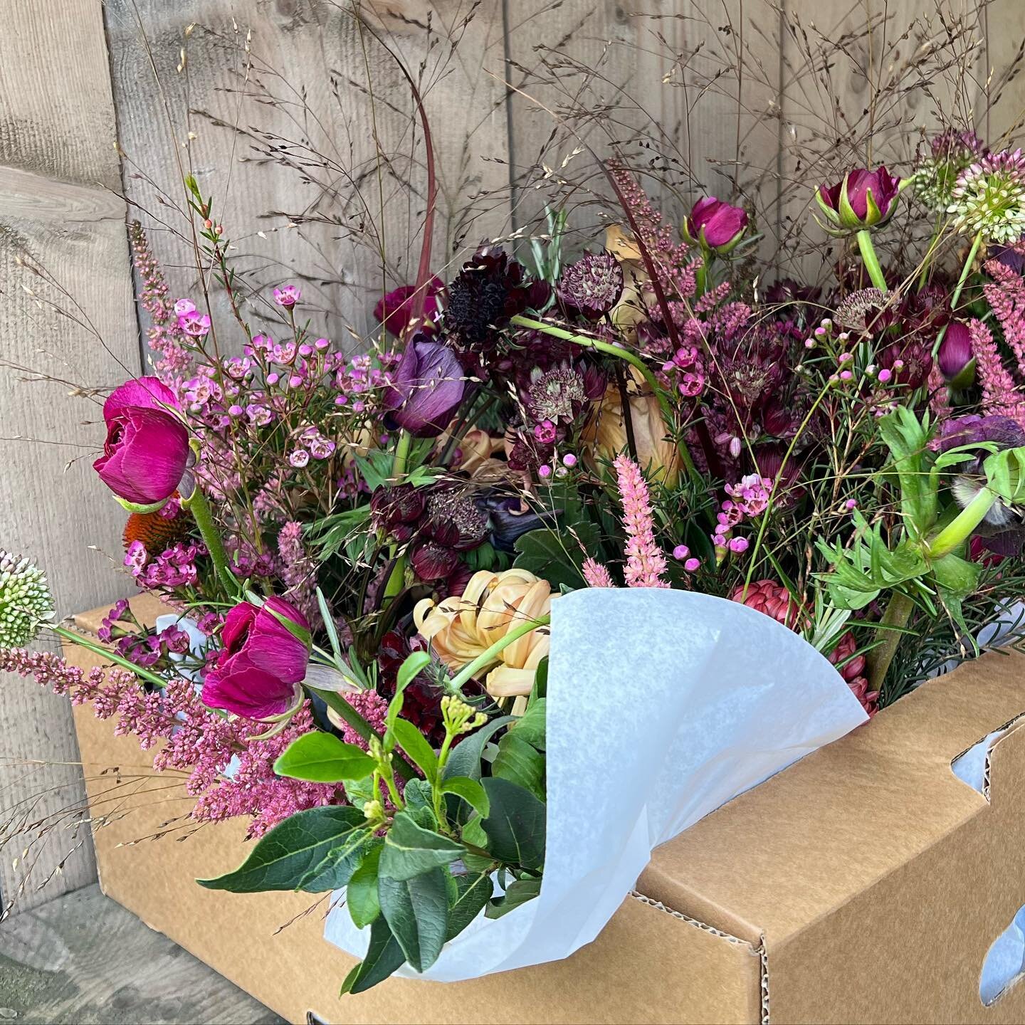 So inspired by these beautiful flowers @scarletandviolet - heading home after a marvelous trip , way too many delish meals and 🍹🇬🇧seeing my family friends art and a fab party too! @roman_and_williams_ Thankyou for sharing your 20 th anniversary 🍾