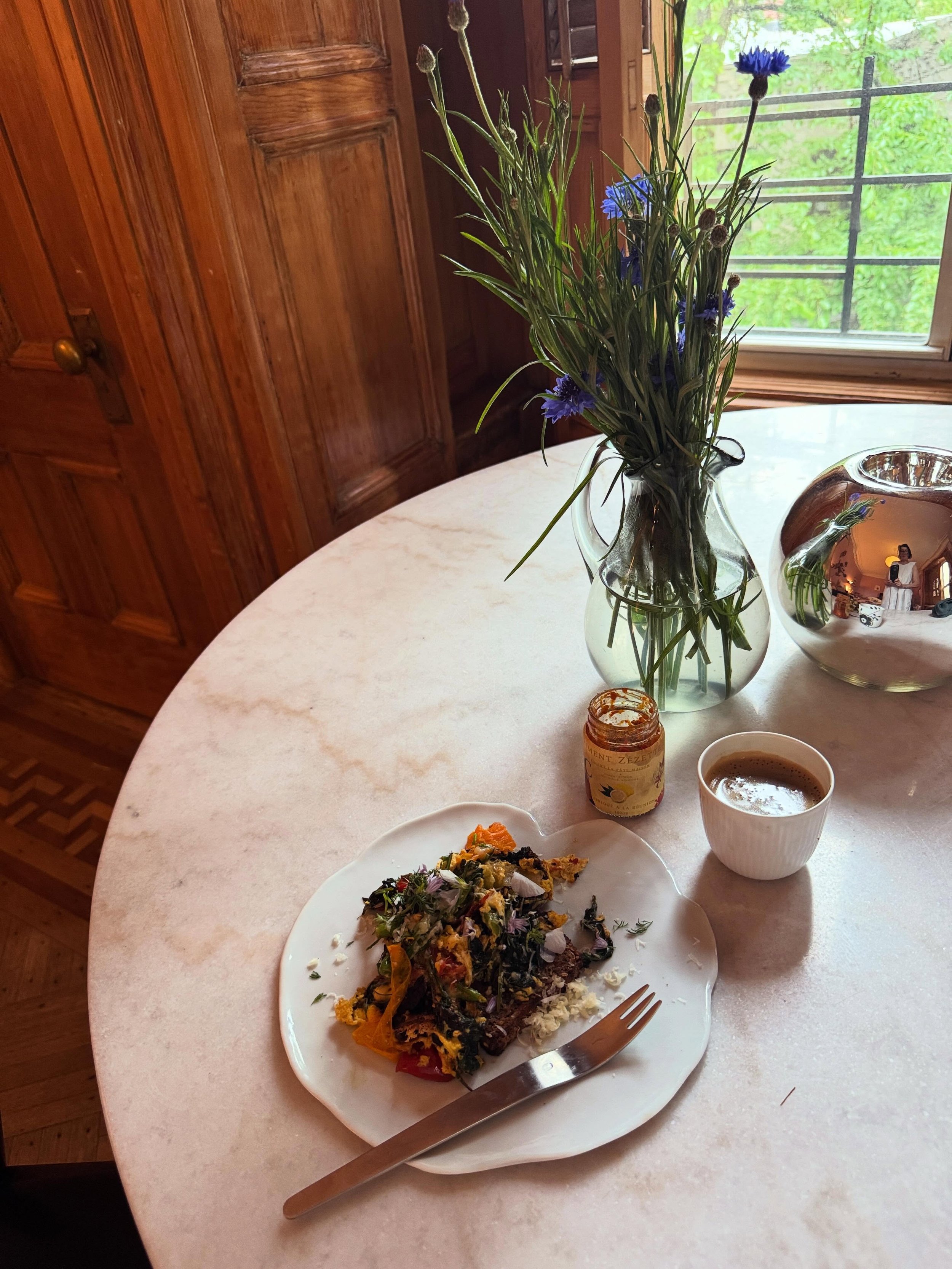 Loving the grey weather as it&rsquo;s forcing me to chill out! Lounge in bed reading and make  a simple  cooked breakfast . I like to always have spinach , roasted tomatoes , cheese and herbs in my fridge . In my freezer I keep sliced breads for toas