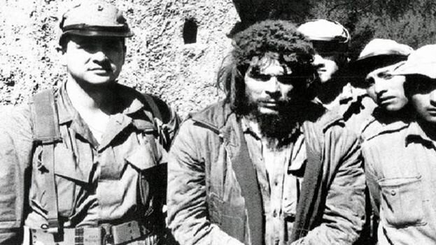 El asesino serial Ernesto Guevara capturado por las tropas bolivianas. Guevara había escrito en sus diarios y cartas el placer que sentía al momento de matar seres humanos