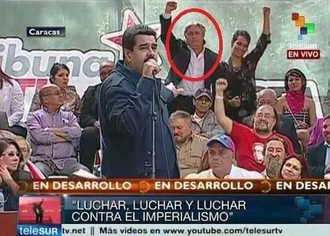 El senador de extrema izquierda Alejandro Navarro y otros comunistas chilenos rindiendo culto al narcodictador.