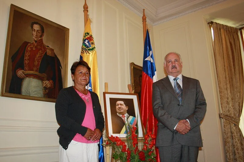 El diputado y presidente del Partido Comunista, Guillermo Teillier presentando sus respetos al fallecido narcodictador Hugo Chávez.