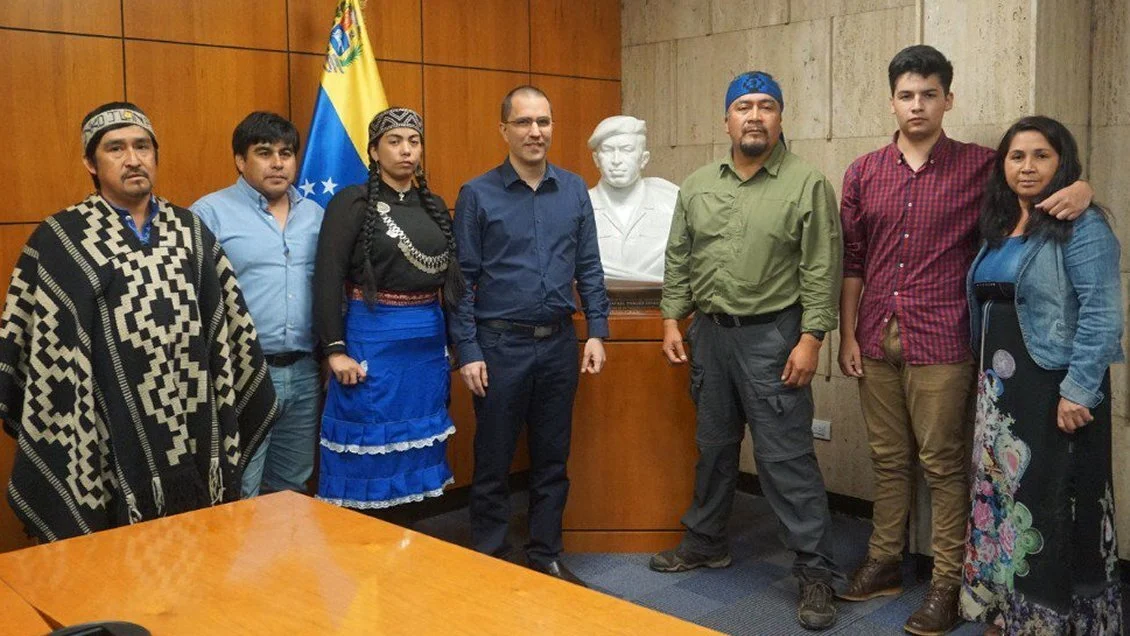 Líderes de la guerrilla indigenista que opera en el sur de Chile, entre ellos, Héctor Llaitul, líder terrorista de la CAM, realizando una visita política a Venezuela.