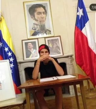 El operador insurreccional Víctor Chanfreau, encargado de agenciar para la guerrilla urbana a menores de edad de los centros de alumnos escolares chilenos y coordinador de las acciones vandálicas conjuntas con grupos anarquistas en el Instituto Nacional, recompensado con una visita política a Venezuela.