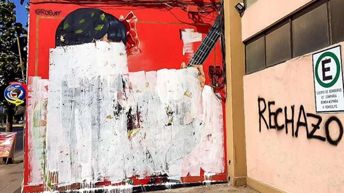 Ciudadanos tapan con pintura mural dedicado a la activista de izquierda radical "Mon Laferte"