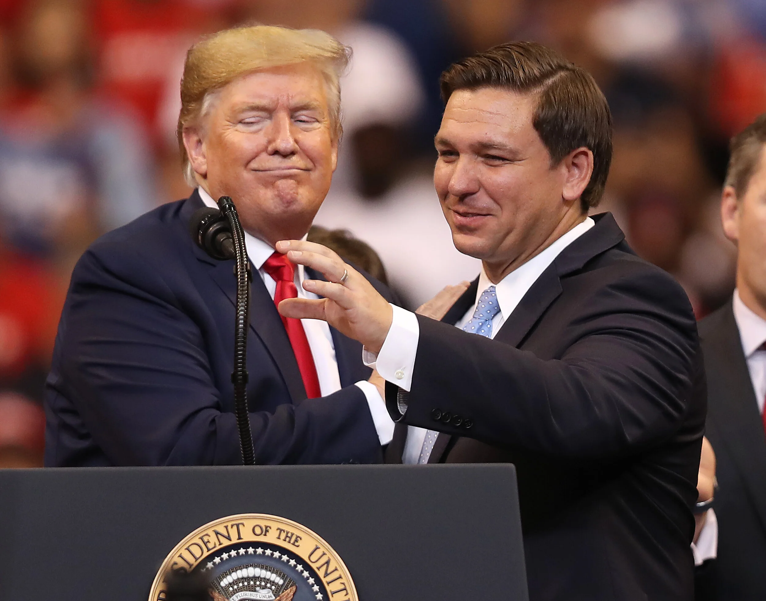 Digno de imitar: Gobernador de Florida impulsa ley que permite a civiles disparar a saqueadores e insurrectos