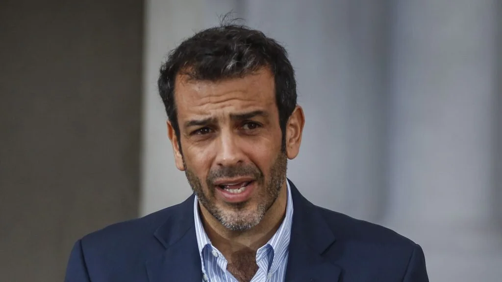 Ministro Rodrigo Delgado visita a violentistas que hirieron a Carabineros y dice que son "jóvenes con sueños por cumplir"