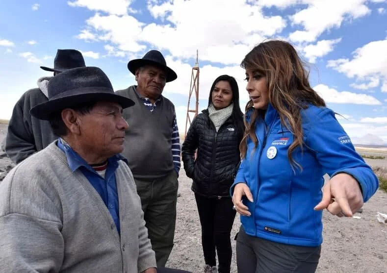 La Intendenta de Tarapacá, Claudia Rojas, en el 2017 explicando los alcances de las zanjas.. (Foto Archivo)